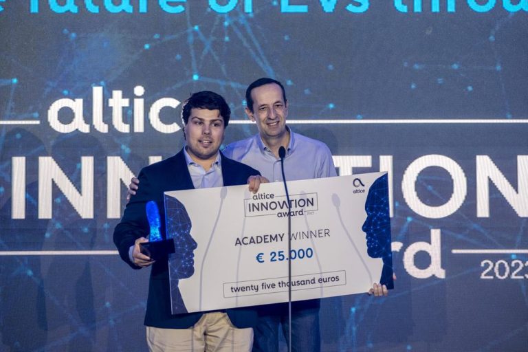 Emanuel Marques a receber o premio Emanuel Marques a receber o premio 768x512 1